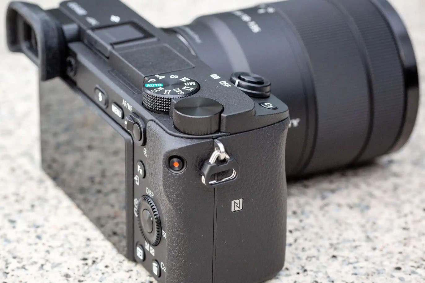 Appareil photo d'entrée de gamme Sony 6400