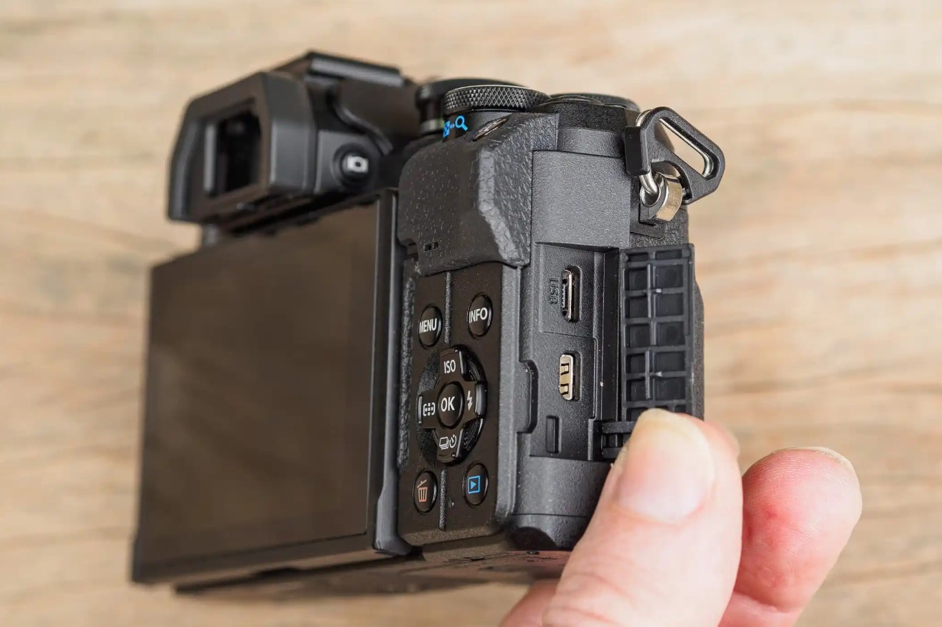 Appareil photo reflex numérique abordable OM SYSTEM OM-D E-M10 Mark IV