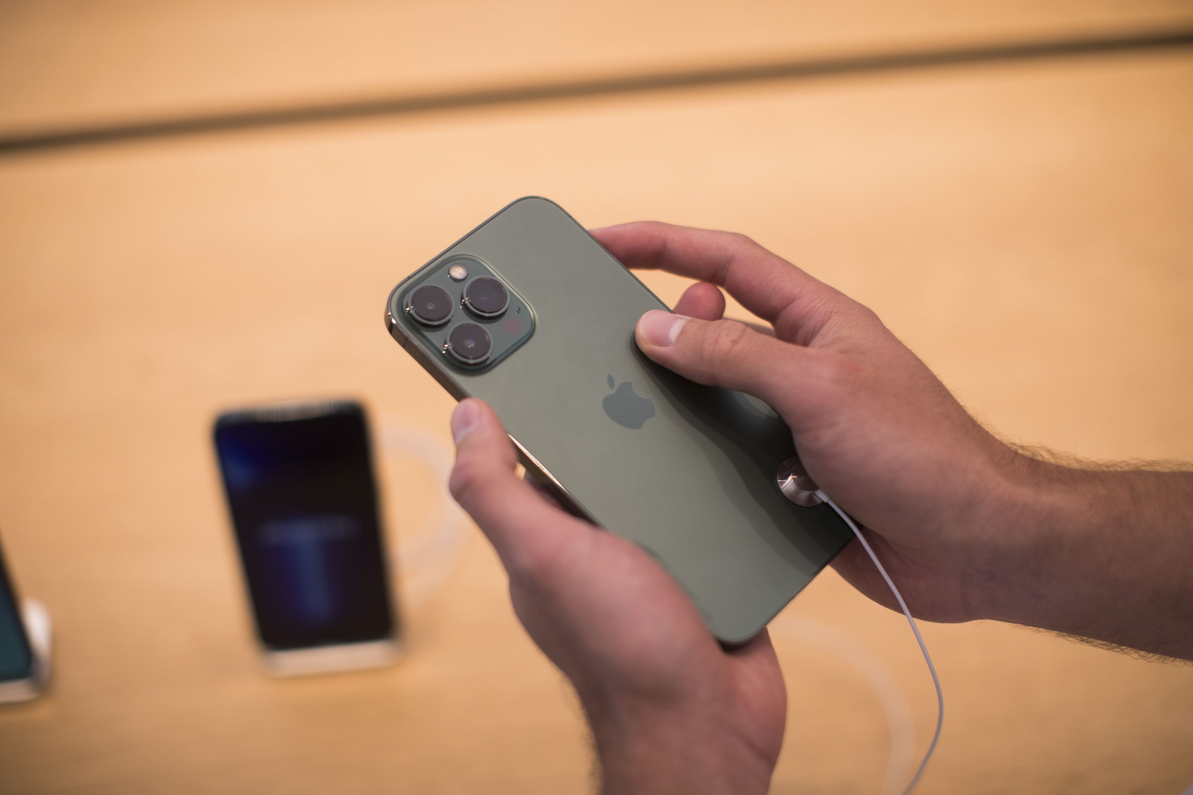 L'action Apple a renoué avec son plus bas niveau depuis juin 2021 en raison d'une baisse des livraisons d'iPhone L'action Apple a renoué avec son plus bas niveau depuis juin 2021 en raison d'une baisse des livraisons d'iPhone