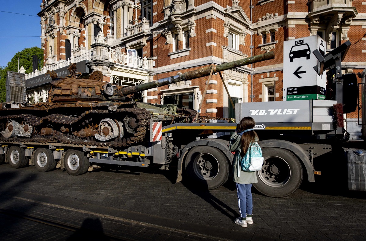 T-72B aux Pays-Bas - char russe détruit sur la place Leidseplein dans le centre ville d'Amsterdam T-72B aux Pays-Bas - char russe détruit sur la place Leidseplein dans le centre ville d'Amsterdam