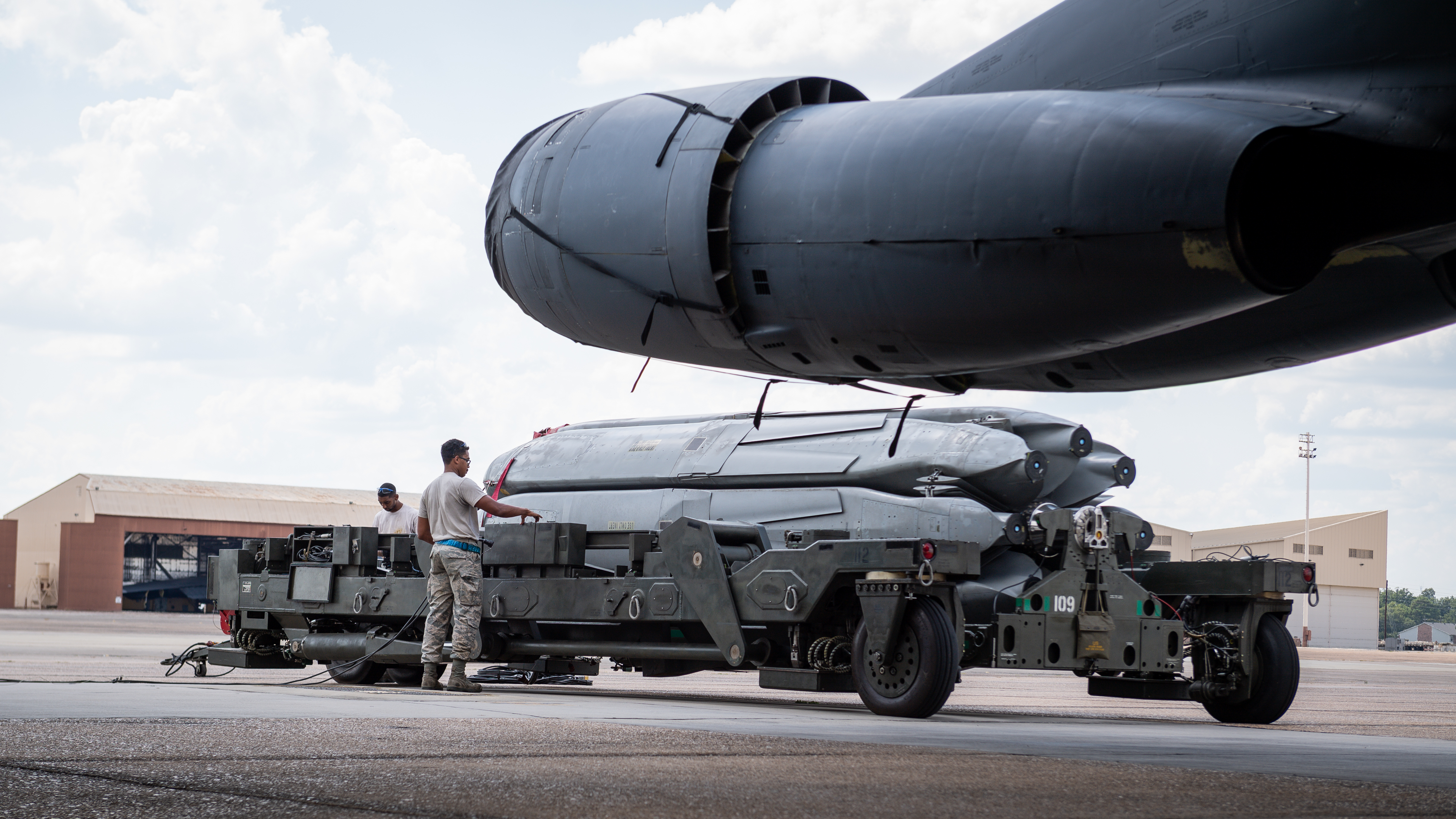 L'armée de l'air américaine pourrait adopter le missile nucléaire furtif secret AGM-181 LRSO en 2027 pour un coût de 13 millions de dollars pour les bombardiers B-21 et B-52J. L'armée de l'air américaine pourrait adopter le missile nucléaire furtif secret AGM-181 LRSO en 2027 pour un coût de 13 millions de dollars pour les bombardiers B-21 et B-52J.