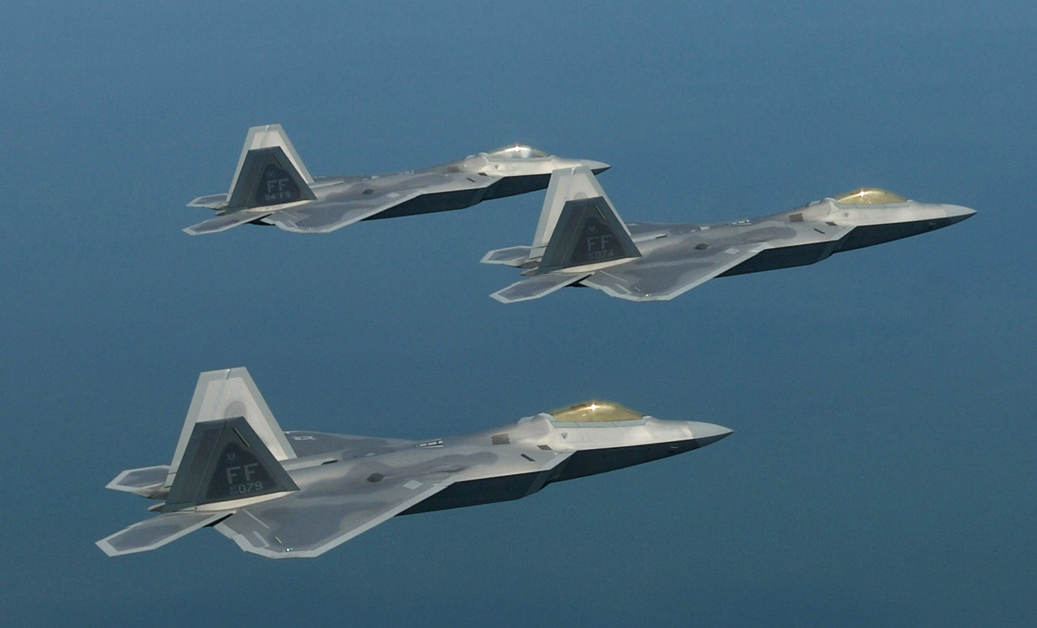 Trois chasseurs de cinquième génération F-22 interceptent un objet sphérique inconnu au-dessus d'Hawaï