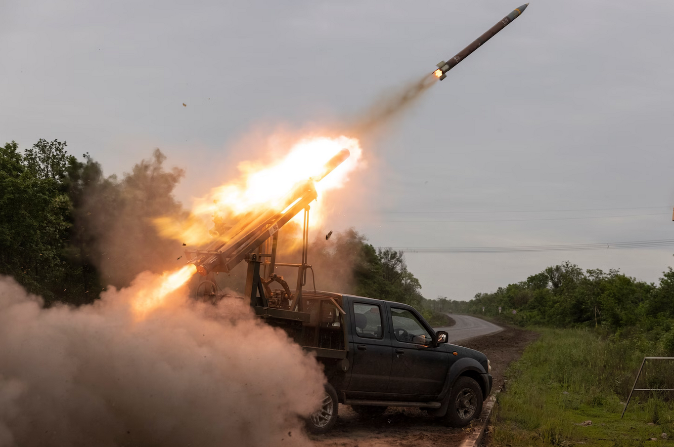 Les forces armées ukrainiennes utilisent un système unique de lance-roquettes multiples Cerberus basé sur une camionnette civile. Les forces armées ukrainiennes utilisent un système unique de lance-roquettes multiples Cerberus basé sur une camionnette civile.