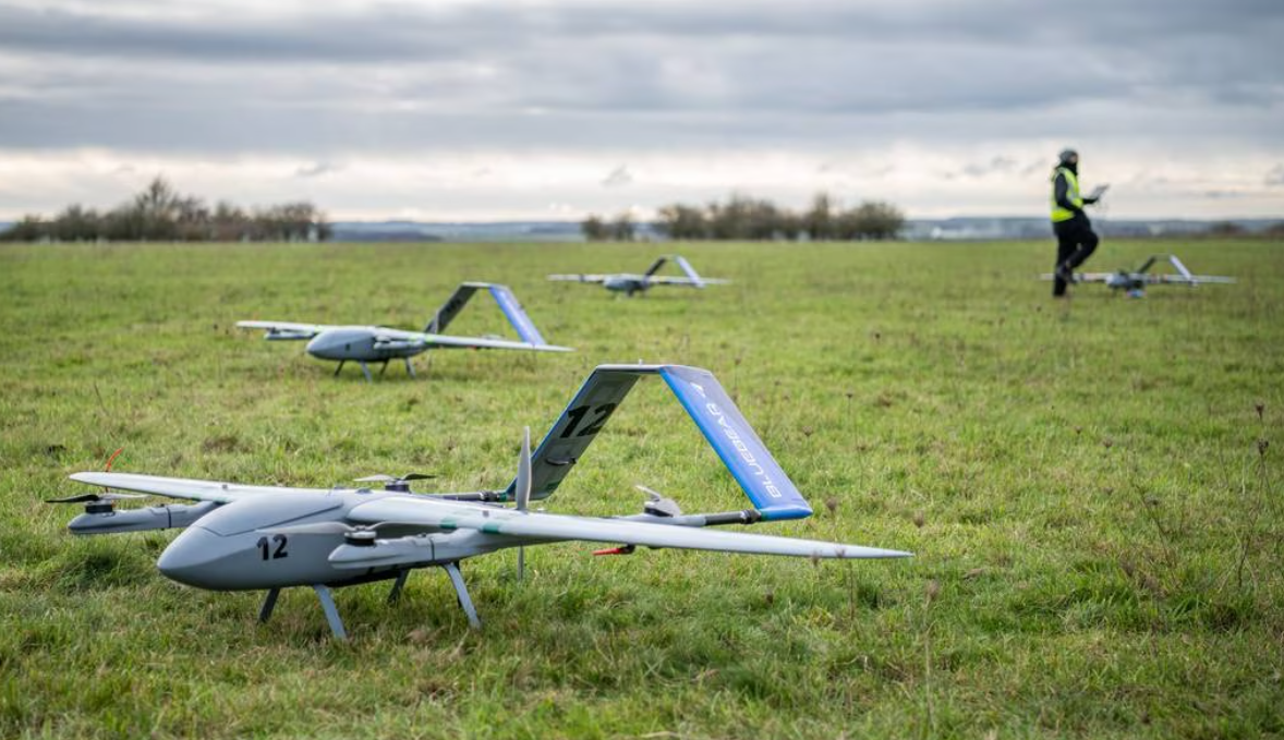 Un essaim de drones contrôlés par intelligence artificielle a détecté et suivi plusieurs cibles sur terre et dans les airs. Un essaim de drones contrôlés par intelligence artificielle a détecté et suivi plusieurs cibles sur terre et dans les airs.