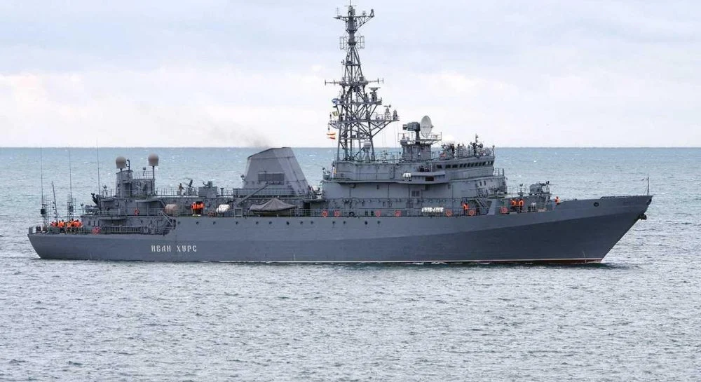 Un drone kamikaze maritime inconnu attaque le premier navire russe de reconnaissance des communications Ivan Khurs en mer Noire Un drone kamikaze maritime inconnu attaque le premier navire russe de reconnaissance des communications Ivan Khurs en mer Noire