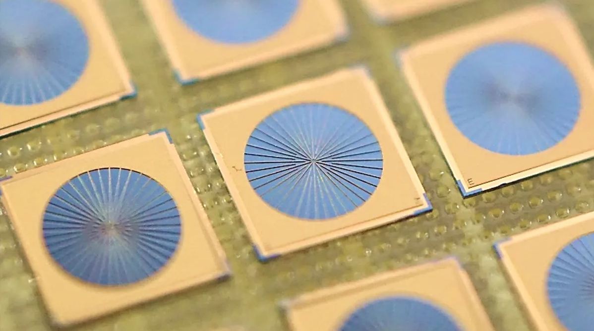 Des ingénieurs japonais décuplent la puissance d'un laser à semi-conducteur pour qu'il puisse découper du métal Des ingénieurs japonais décuplent la puissance d'un laser à semi-conducteur pour qu'il puisse découper du métal