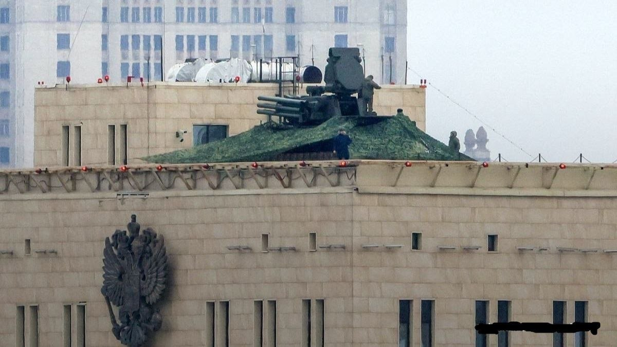 Un système de missiles et de canons antiaériens Pantsir-S1 installé sur le toit du ministère russe de la Défense à Moscou n'a pas réussi à abattre un drone qui volait à 300 mètres de lui. Un système de missiles et de canons antiaériens Pantsir-S1 installé sur le toit du ministère russe de la Défense à Moscou n'a pas réussi à abattre un drone qui volait à 300 mètres de lui.