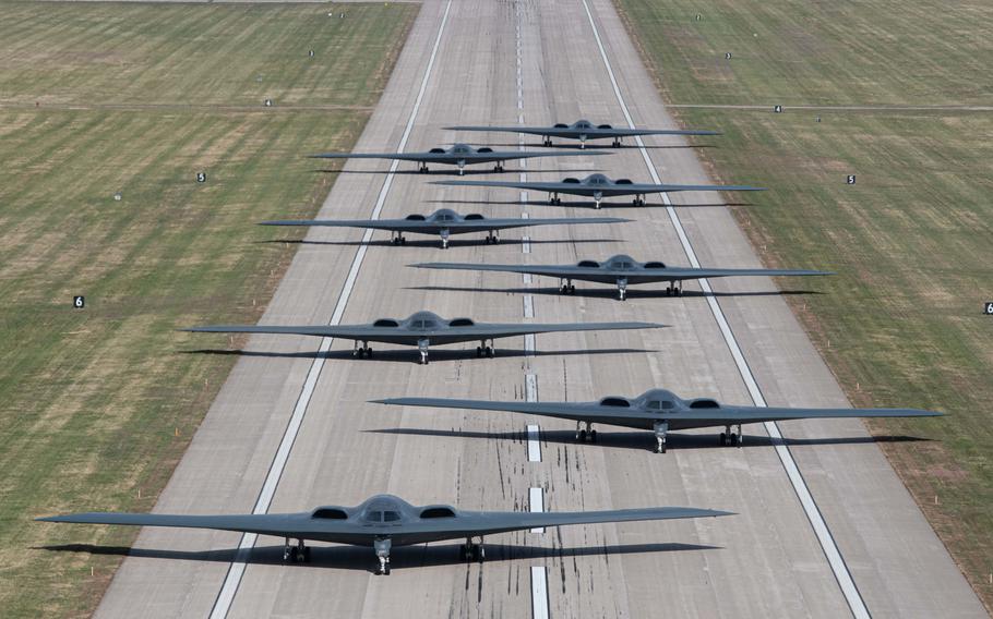 Tous les bombardiers nucléaires B-2 Spirit en état de marche doivent reprendre leurs vols d'un jour à l'autre - les premiers appareils prendront leur envol le 22 mai. Tous les bombardiers nucléaires B-2 Spirit en état de marche doivent reprendre leurs vols d'un jour à l'autre - les premiers appareils prendront leur envol le 22 mai.