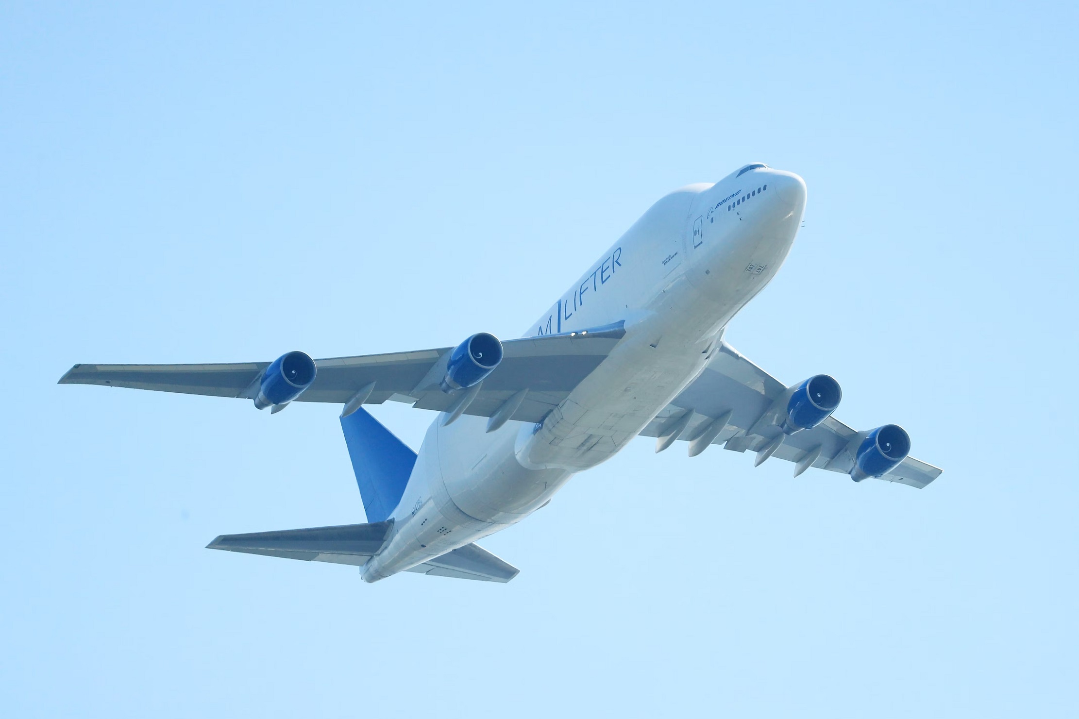 Le Boeing 747 Dreamlifter a perdu une roue du train d'atterrissage central de 100 kg pendant le décollage (vidéo) Le Boeing 747 Dreamlifter a perdu une roue du train d'atterrissage central de 100 kg pendant le décollage (vidéo)