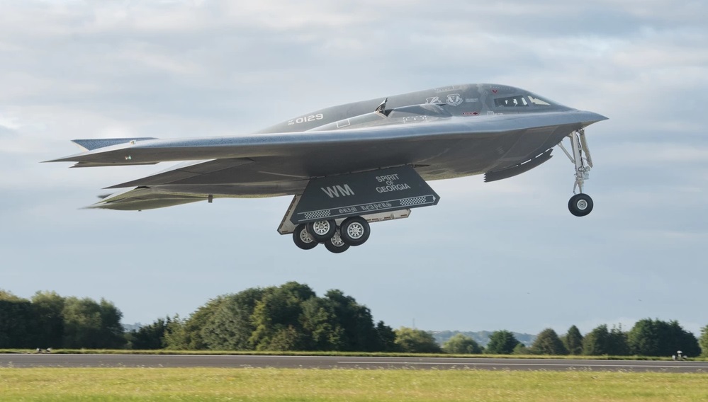 Les bombardiers nucléaires furtifs B-2 Spirit n'ont toujours pas reçu l'autorisation de voler, mais les spécialistes de l'US Air Force maintiennent les avions en attente. Les bombardiers nucléaires furtifs B-2 Spirit n'ont toujours pas reçu l'autorisation de voler, mais les spécialistes de l'US Air Force maintiennent les avions en attente.