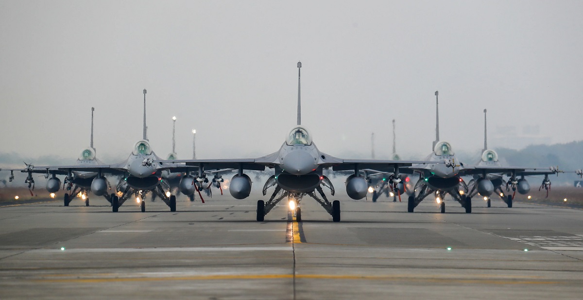 Taïwan équipe ses chasseurs F-16V Fighting Falcon de missiles AIM-9X Sidewinder et AIM-120 AMRAAM face à la menace chinoise Taïwan équipe ses chasseurs F-16V Fighting Falcon de missiles AIM-9X Sidewinder et AIM-120 AMRAAM face à la menace chinoise