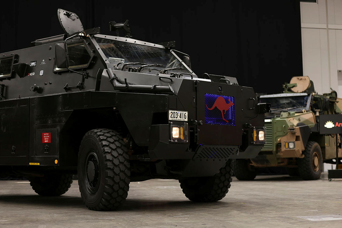 L'armée australienne teste une version électrique du Bushmaster, le premier véhicule militaire électrique au monde. L'armée australienne teste une version électrique du Bushmaster, le premier véhicule militaire électrique au monde.