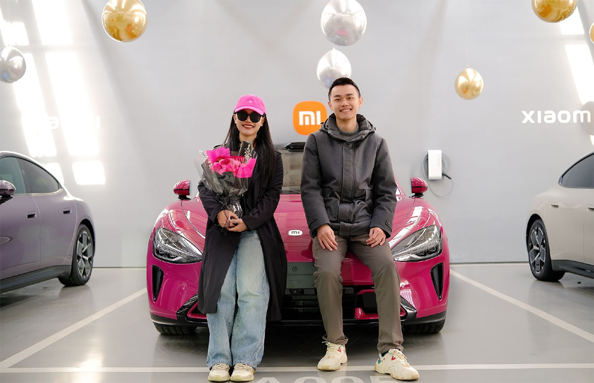 Xiaomi SU7 : Un jeune couple a acheté une légendaire 200 000ème voiture