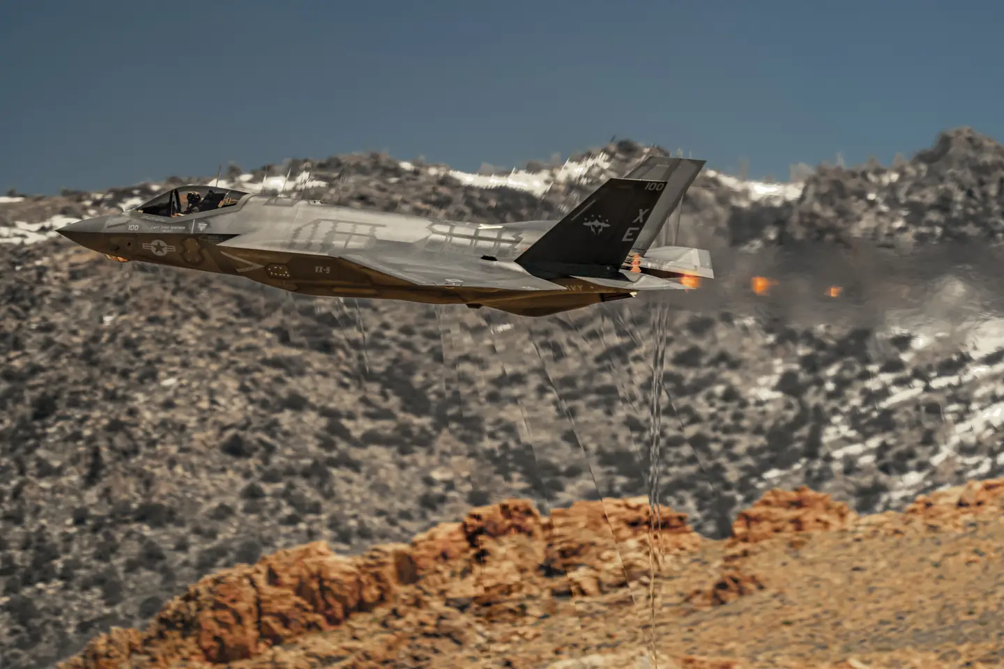 Un photographe prend des clichés spectaculaires de l'avion de combat de cinquième génération F-35C Lightning II volant à basse altitude à une vitesse quasi-sonique. Un photographe prend des clichés spectaculaires de l'avion de combat de cinquième génération F-35C Lightning II volant à basse altitude à une vitesse quasi-sonique.