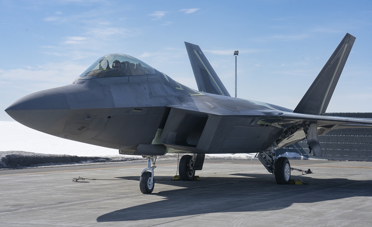 L'armée de l'air américaine a remis en service un avion de chasse F-22 Raptor de cinquième génération qui avait été réparé après un accident en 2018. L'armée de l'air américaine a remis en service un avion de chasse F-22 Raptor de cinquième génération qui avait été réparé après un accident en 2018.