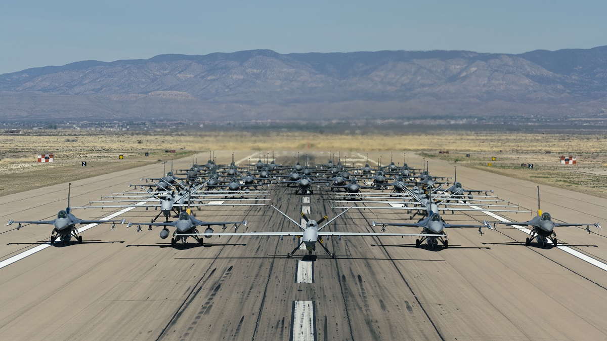 L'armée de l'air américaine fait décoller simultanément 40 chasseurs F-16 Fighting Falcon et neuf drones MQ-9 Reaper.
