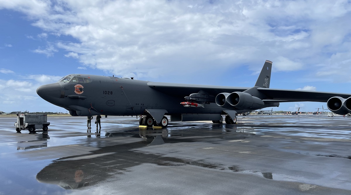 Le bombardier nucléaire apprend à lancer des bombes JDAM QS-ER de 900 kg avec une portée de 76 km. Le bombardier nucléaire apprend à lancer des bombes JDAM QS-ER de 900 kg avec une portée de 76 km.