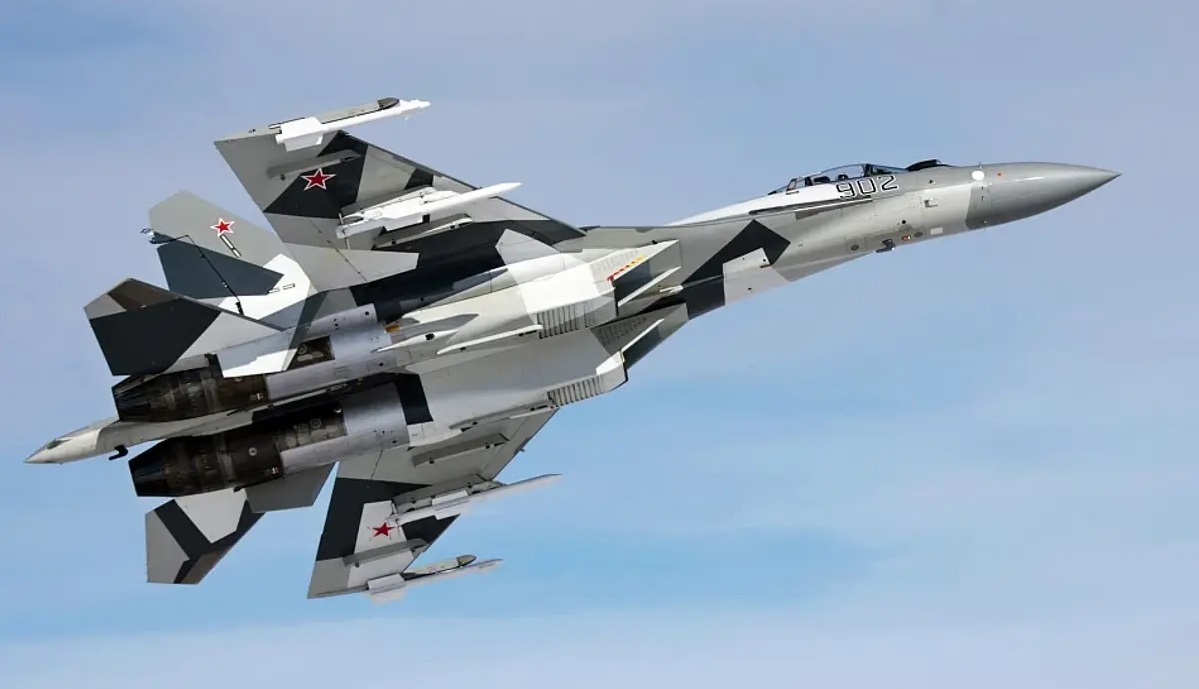 L'armée de l'air ukrainienne a abattu un avion de combat russe Su-35 d'une valeur de 100 millions de dollars au-dessus de la mer Noire. L'armée de l'air ukrainienne a abattu un avion de combat russe Su-35 d'une valeur de 100 millions de dollars au-dessus de la mer Noire.
