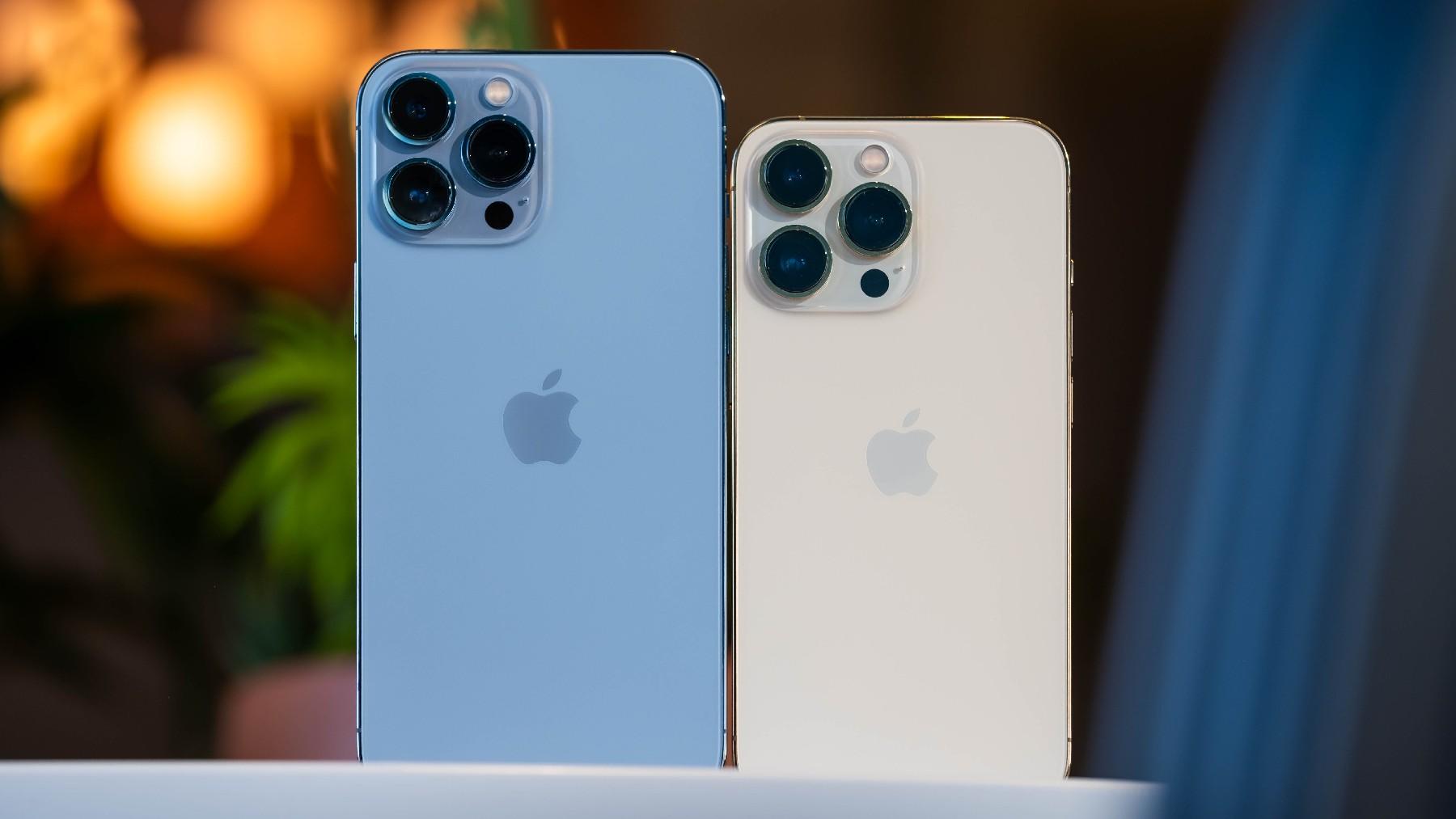 Pour la première fois dans l'histoire, Apple s'est emparé de plus de 50 % du marché des smartphones aux États-Unis. Pour la première fois dans l'histoire, Apple s'est emparé de plus de 50 % du marché des smartphones aux États-Unis.