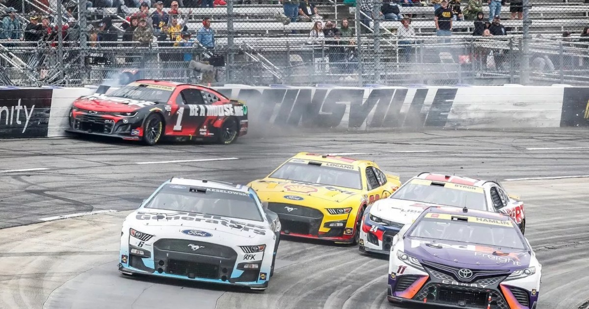 La meilleure chose qui soit arrivée au sport automobile en 2022 - Un pilote de NASCAR s'est qualifié pour la finale du championnat grâce à une astuce tirée d'un jeu vidéo, battant cinq rivaux sur la ligne d'arrivée. La meilleure chose qui soit arrivée au sport automobile en 2022 - Un pilote de NASCAR s'est qualifié pour la finale du championnat grâce à une astuce tirée d'un jeu vidéo, battant cinq rivaux sur la ligne d'arrivée.