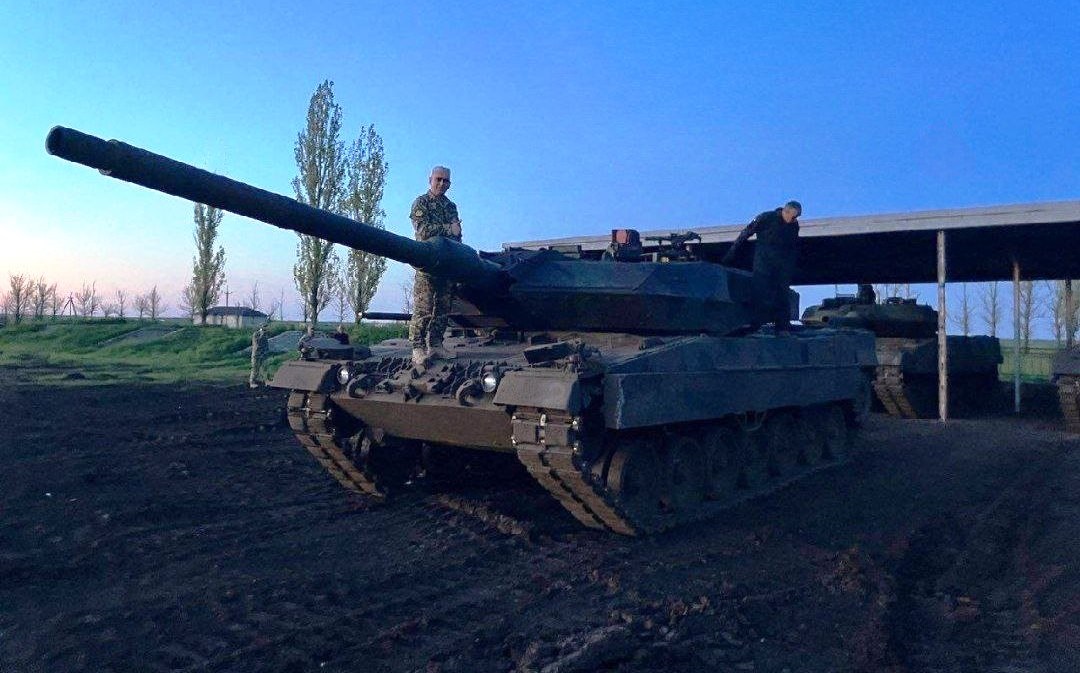 Les chars allemands Leopard 2A6 bombardent les T-62MV russes à l'entraînement Les chars allemands Leopard 2A6 bombardent les T-62MV russes à l'entraînement