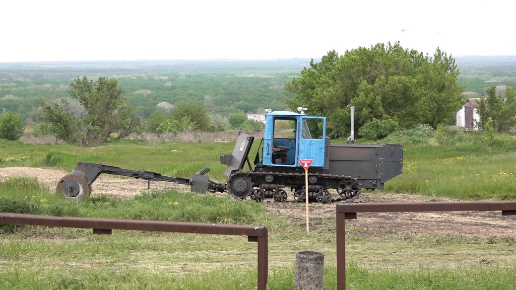 Des experts ukrainiens ont mis au point un drone de déminage d'une valeur de 130 000 dollars à partir d'un tracteur et d'un équipement de char. Des experts ukrainiens ont mis au point un drone de déminage d'une valeur de 130 000 dollars à partir d'un tracteur et d'un équipement de char.