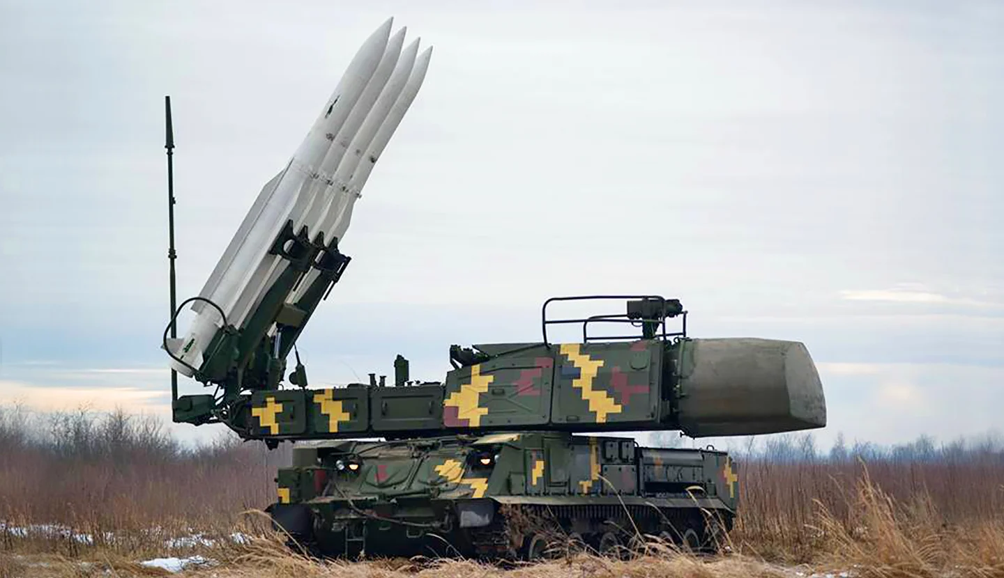Le système de missiles sol-air Buk-M1 détruit le drone russe Orlan en 13 secondes Le système de missiles sol-air Buk-M1 détruit le drone russe Orlan en 13 secondes