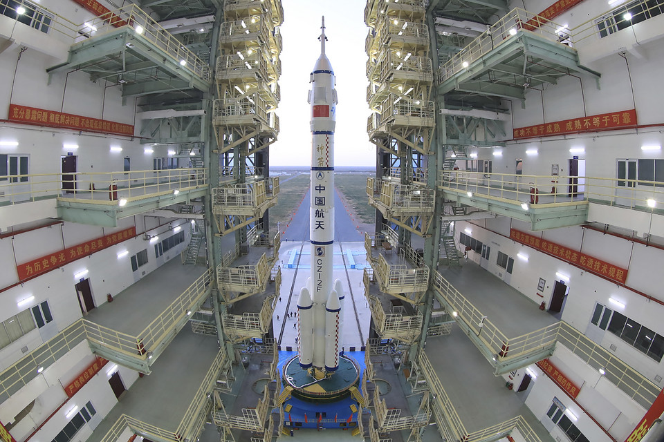 Le directeur de la NASA craint que la Chine ne s'empare des zones riches de la Lune et n'empêche les États-Unis d'y accéder. Le directeur de la NASA craint que la Chine ne s'empare des zones riches de la Lune et n'empêche les États-Unis d'y accéder.