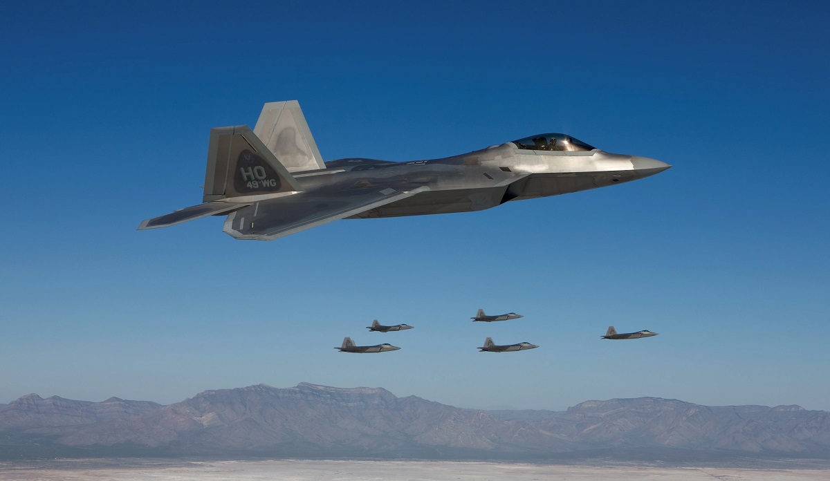 Des F-22 et F-16 américains interceptent près de l'Alaska un groupe d'avions russes, dont des bombardiers nucléaires Tu-95 et des chasseurs Su-35. Des F-22 et F-16 américains interceptent près de l'Alaska un groupe d'avions russes, dont des bombardiers nucléaires Tu-95 et des chasseurs Su-35.
