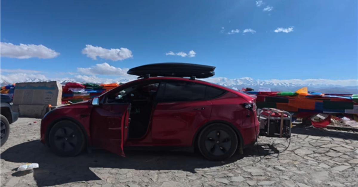 Pourquoi la révolutionnaire Tesla Model T a-t-elle un moteur à essence à bord ? Tesla Model T maintenant avec un générateur à essence : la première telle solution dans le monde des voitures électriques