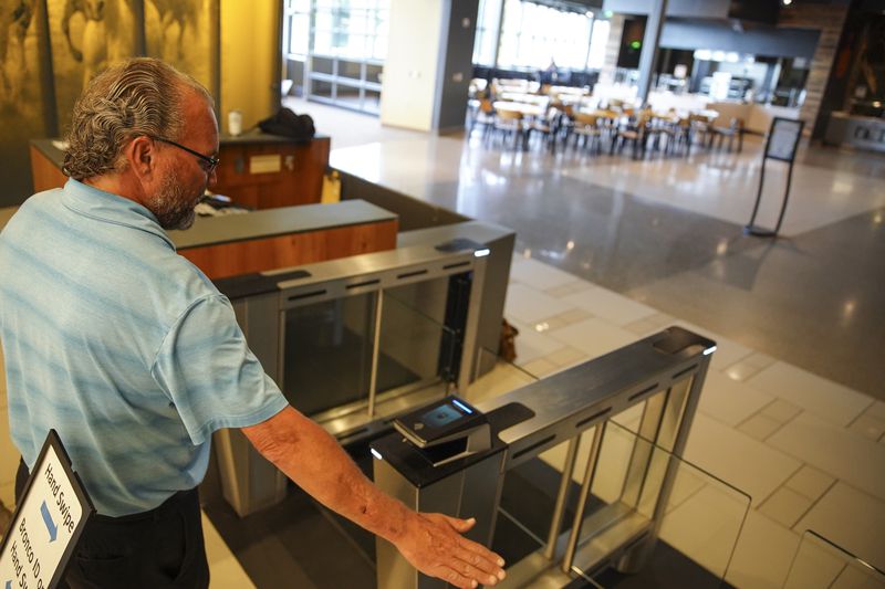 Une université américaine installe des scanners biométriques de la paume de la main pour l'accès à la cantine Une université américaine installe des scanners biométriques de la paume de la main pour l'accès à la cantine