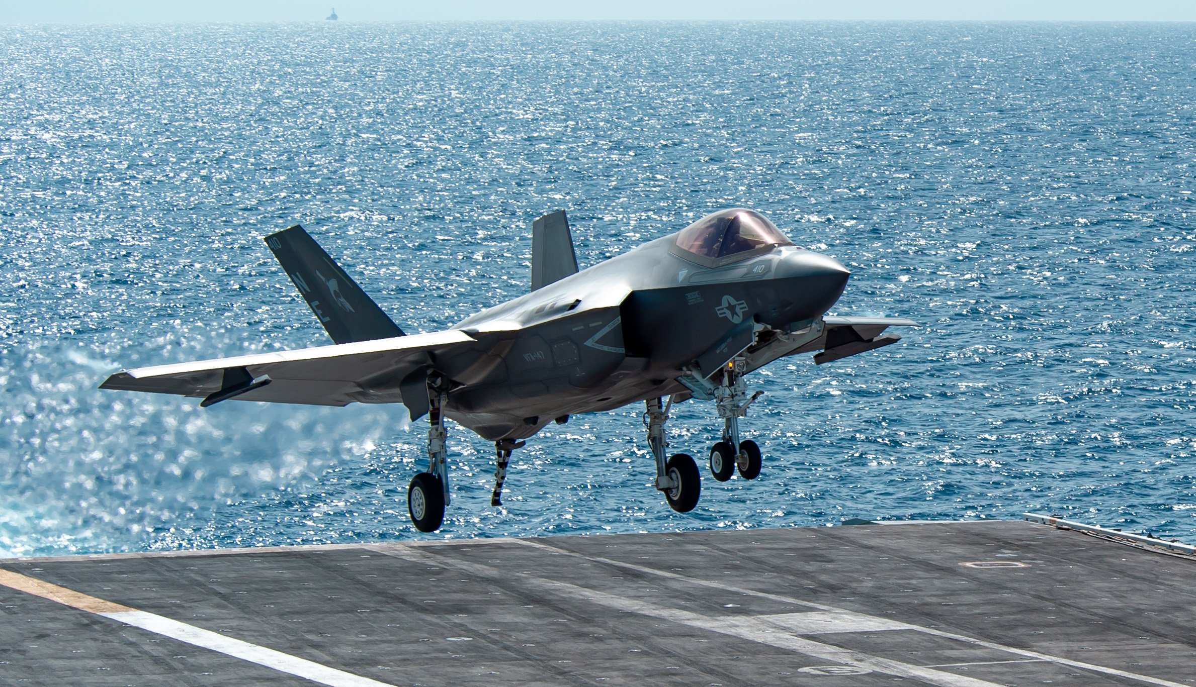 Un avion de chasse F-35C s'est écrasé sur le pont du porte-avions USS Carl Vinson et a plongé dans la mer de Chine méridionale en raison d'une erreur de pilotage.