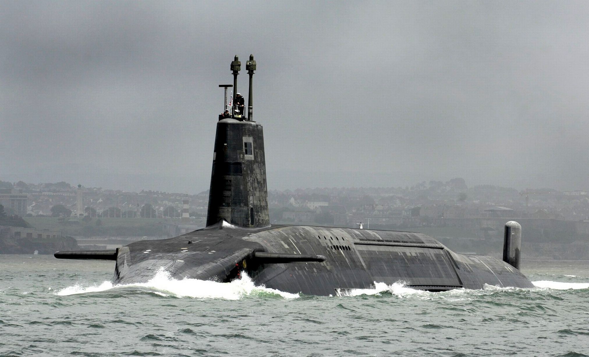 Les Britanniques ont utilisé de la colle pour réparer le croiseur à propulsion nucléaire Trident HMS Vanguard, qui peut transporter des missiles balistiques à tête nucléaire. Les Britanniques ont utilisé de la colle pour réparer le croiseur à propulsion nucléaire Trident HMS Vanguard, qui peut transporter des missiles balistiques à tête nucléaire.