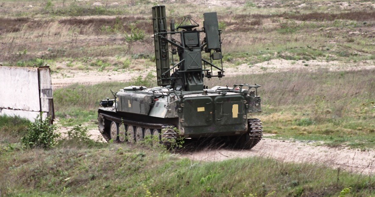 Les forces armées ukrainiennes ont montré comment le système de missiles sol-air SA-13 Gopher a détruit un drone russe rare, l'Orlan-30. Les forces armées ukrainiennes ont montré comment le système de missiles sol-air SA-13 Gopher a détruit un drone russe rare, l'Orlan-30.