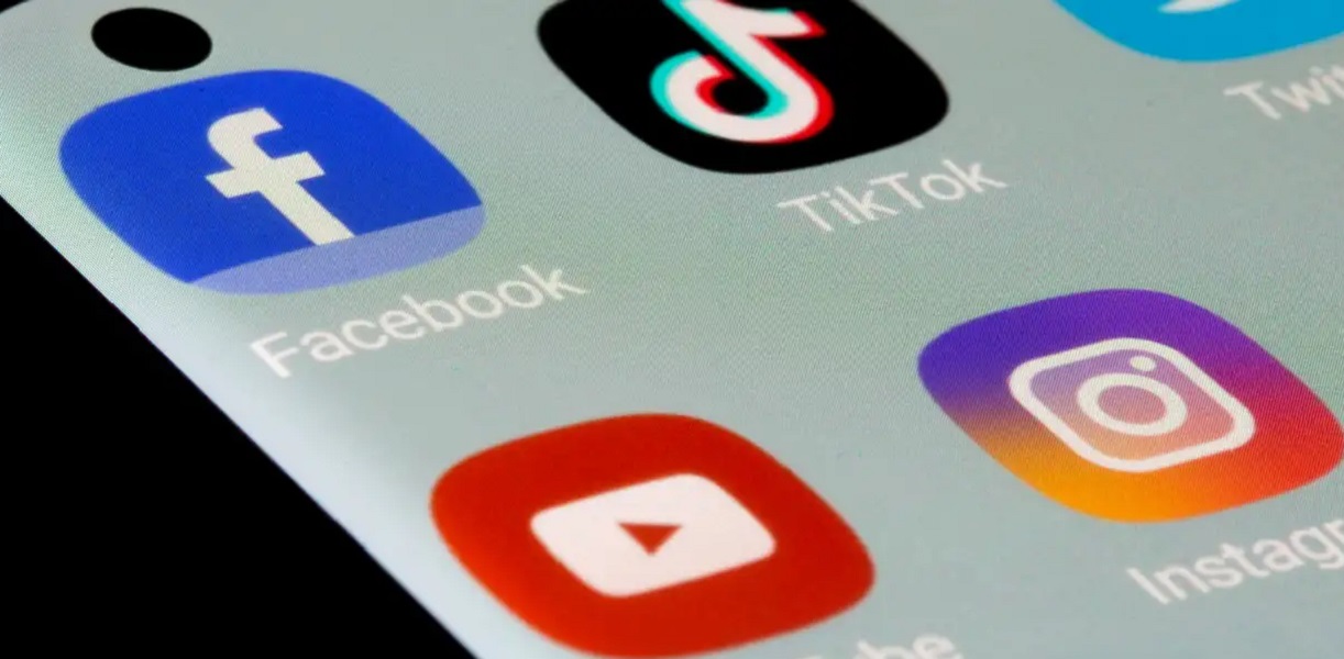 Évolution des logos : De Facebook à X (anciennement Twitter) 5 secrets d'un design de logo réussi pour les réseaux sociaux