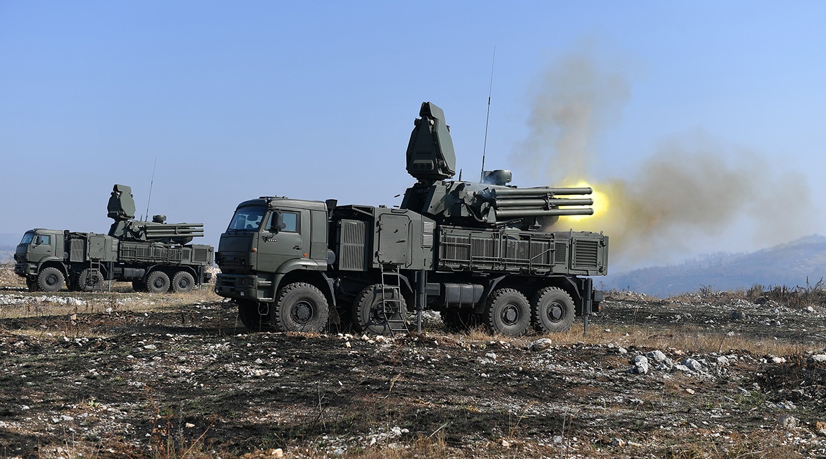 Les forces armées ukrainiennes ciblent un système SAM SA-22 Greyhound de 15 millions de dollars avec un missile GMLRS de haute précision et un drone Leleka-100. Les forces armées ukrainiennes ciblent un système SAM SA-22 Greyhound de 15 millions de dollars avec un missile GMLRS de haute précision et un drone Leleka-100.