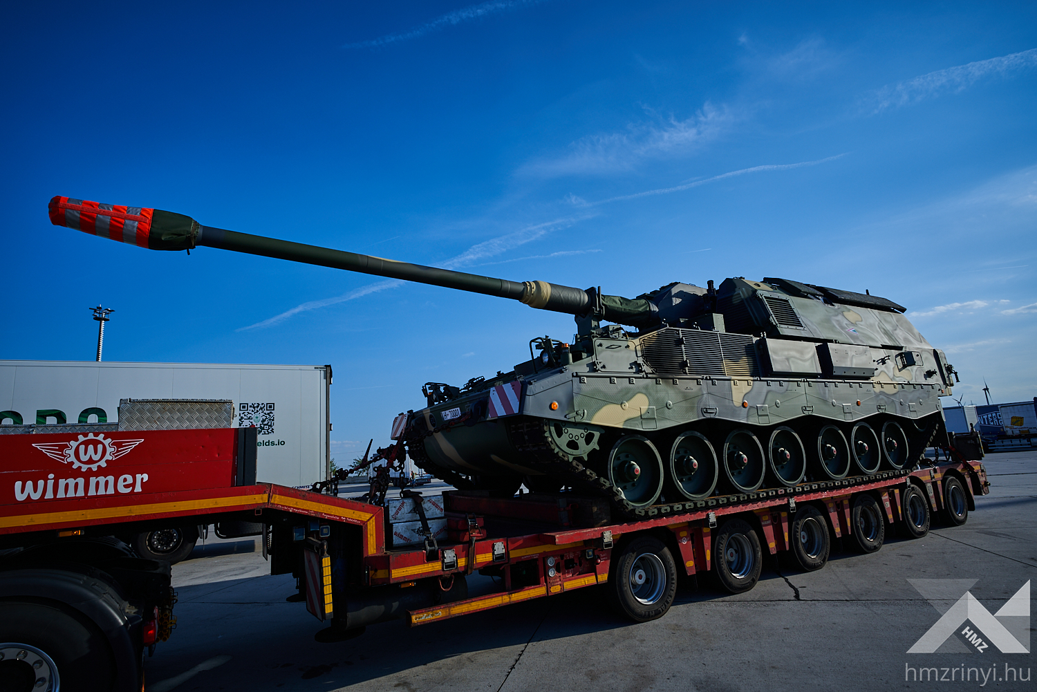 La Hongrie reçoit les premiers obusiers automoteurs Panzerhaubitze 2000 dans le cadre d'un contrat de 565 millions de dollars. La Hongrie reçoit les premiers obusiers automoteurs Panzerhaubitze 2000 dans le cadre d'un contrat de 565 millions de dollars.
