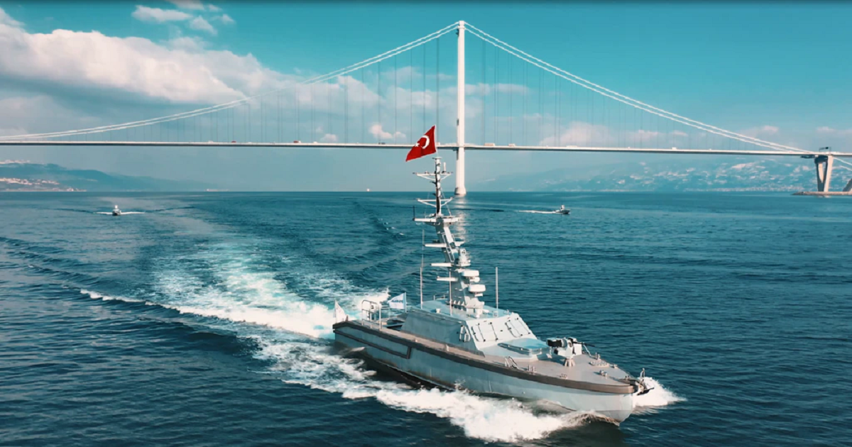 La Turquie dévoile le bateau sans pilote MIR équipé de missiles Roketsan pour contrer les sous-marins. La Turquie dévoile le bateau sans pilote MIR équipé de missiles Roketsan pour contrer les sous-marins.