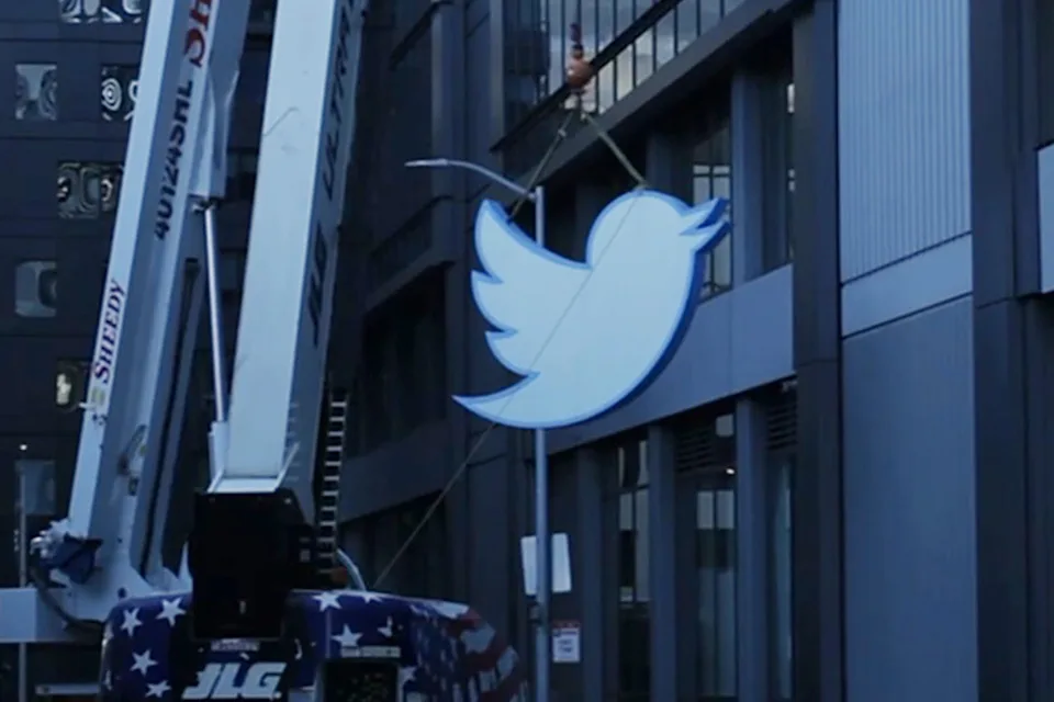 Le légendaire panneau Twitter de San Francisco cherche un nouveau propriétaire par le biais d'une vente aux enchères Le logo emblématique de Twitter à San Francisco est mis en vente