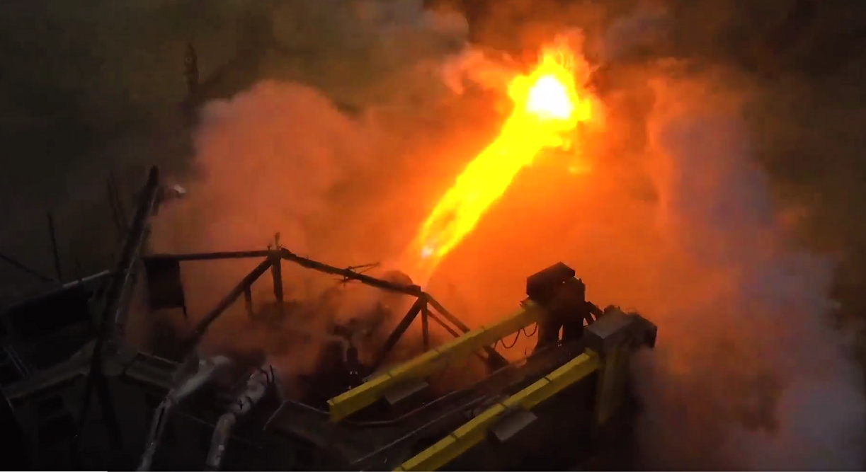SpaceX a testé une rampe de lancement renforcée à la base stellaire afin d'éviter sa destruction lors du lancement d'un vaisseau spatial. SpaceX a testé une rampe de lancement renforcée à la base stellaire afin d'éviter sa destruction lors du lancement d'un vaisseau spatial.