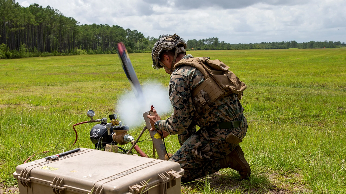 Le drone kamikaze Switchblade 300, d'une valeur de 6 000 dollars, a frappé un système de missiles sol-air russe Osa. Le drone kamikaze Switchblade 300, d'une valeur de 6 000 dollars, a frappé un système de missiles sol-air russe Osa.
