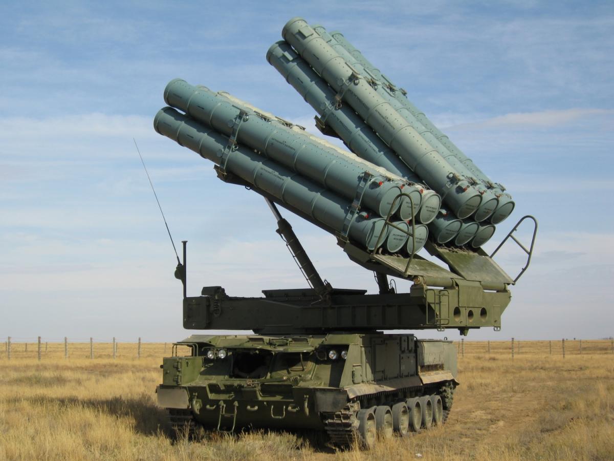 Le système de défense antiaérienne Buk-M3 n'a pas empêché un drone d'attaquer une raffinerie de pétrole en Russie, à 300 km de la ligne de front. Le système de défense antiaérienne Buk-M3 n'a pas empêché un drone d'attaquer une raffinerie de pétrole en Russie, à 300 km de la ligne de front.