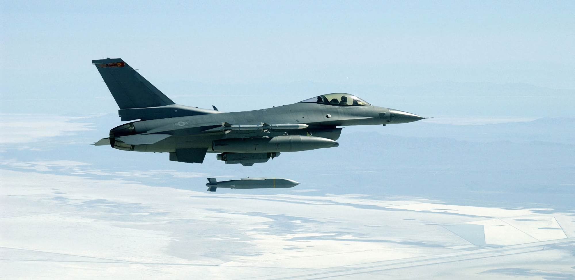 Les États-Unis transfèrent des bombes JSOW à l'Ukraine pour les F-16. Ces bombes peuvent atteindre des cibles situées à 110 km de distance. Les États-Unis transfèrent des bombes JSOW à l'Ukraine pour les F-16. Ces bombes peuvent atteindre des cibles situées à 110 km de distance.