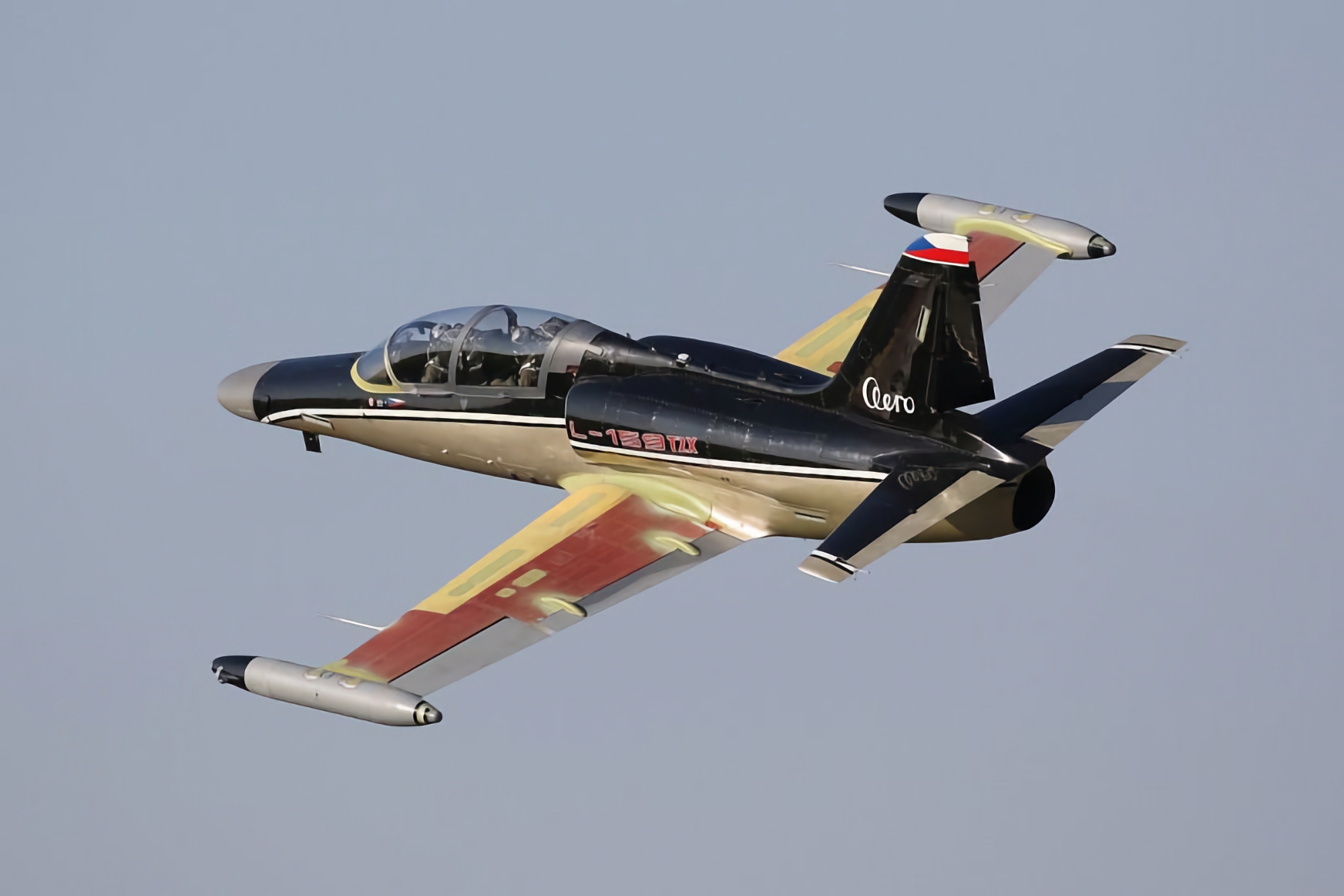 Aero Vodochody a testé pour la première fois en vol son nouvel avion d'attaque léger polyvalent L-159 T2X. Aero Vodochody a testé pour la première fois en vol son nouvel avion d'attaque léger polyvalent L-159 T2X.