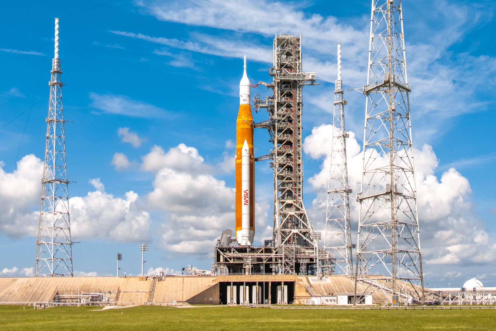 La NASA a dévoilé le premier étage de la fusée SLS pour la mission Artemis II qui enverra des humains autour de la lune à bord du vaisseau spatial Orion.
