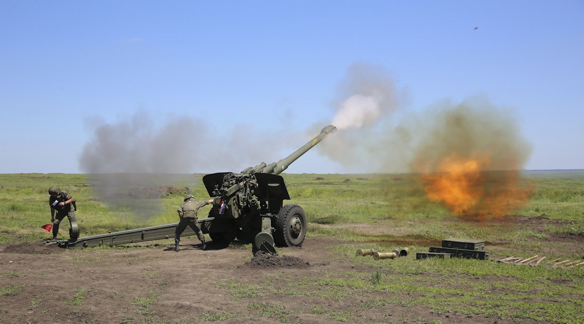 Les forces armées ukrainiennes détruisent l'obusier soviétique de 152 mm M1987 2A65 en Russie Les forces armées ukrainiennes détruisent l'obusier soviétique de 152 mm M1987 2A65 en Russie