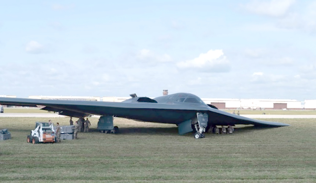 Le bombardier nucléaire B-2 Spirit a pris feu et subi des dommages lors d'un atterrissage d'urgence sur une base américaine.