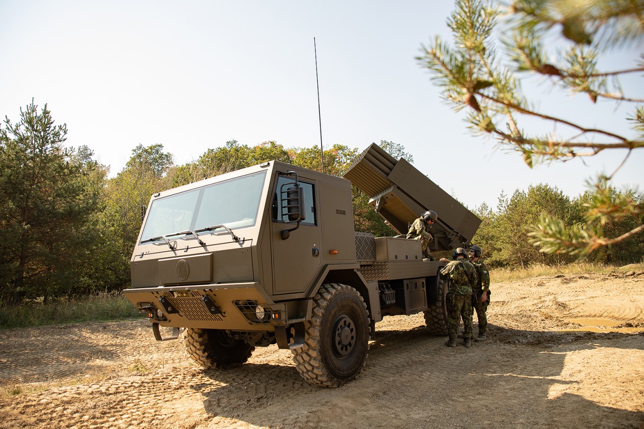 Le BM-21 MT MLRS de la République tchèque : une version améliorée du Grad avec un nouveau système de contrôle de tir et basé sur un châssis Tatra. Le BM-21 MT MLRS de la République tchèque : une version améliorée du Grad avec un nouveau système de contrôle de tir et basé sur un châssis Tatra.