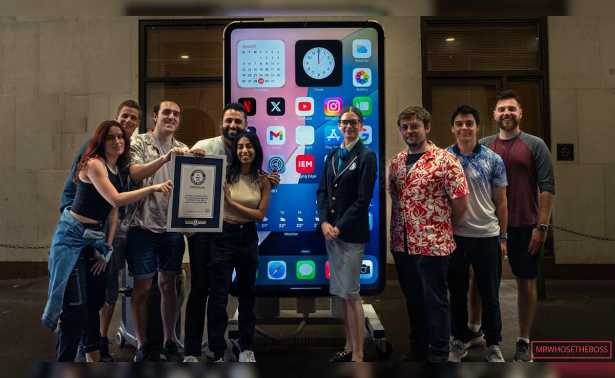 Nouveau record Guinness : des blogueurs ont fabriqué le plus grand iPhone 15 Pro Max du monde, d'une hauteur de 2 mètres et d'un poids de plus de 200 kg. Nouveau record Guinness : des blogueurs ont fabriqué le plus grand iPhone 15 Pro Max du monde, d'une hauteur de 2 mètres et d'un poids de plus de 200 kg.