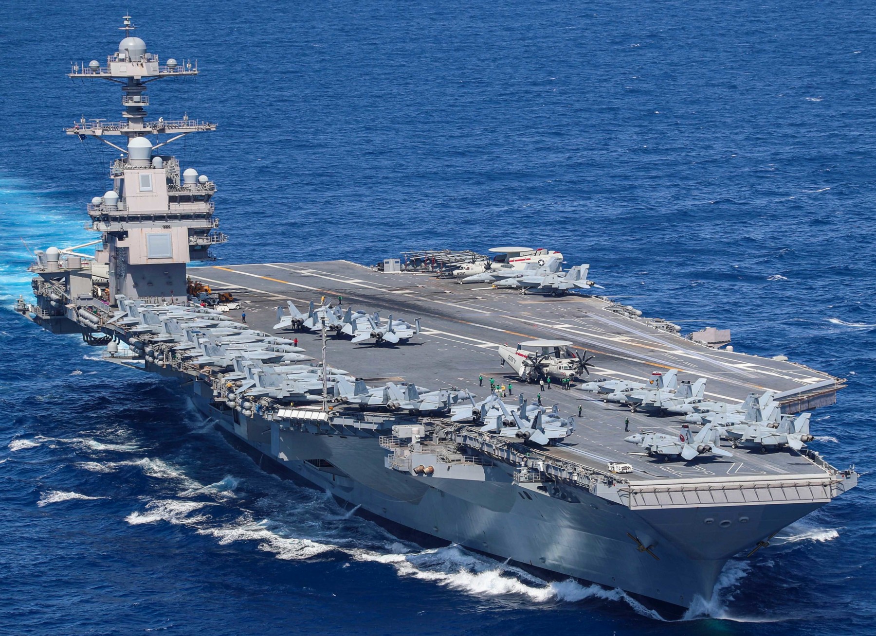 Le plus grand porte-avions du monde, l'USS Gerald R. Ford, a entamé sa toute première mission complète : un groupe de porte-avions composé de destroyers, de croiseurs lance-missiles, de chasseurs et d'hélicoptères se dirige vers l'Europe. Le plus grand porte-avions du monde, l'USS Gerald R. Ford, a entamé sa toute première mission complète : un groupe de porte-avions composé de destroyers, de croiseurs lance-missiles, de chasseurs et d'hélicoptères se dirige vers l'Europe.